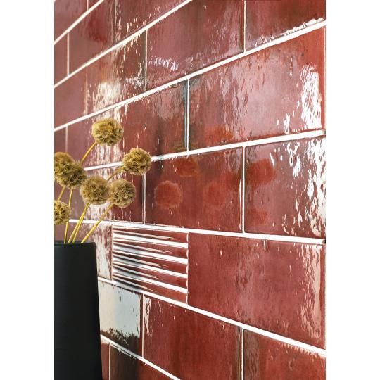 bordova cervena rustikalna kuchynska dlazba dlha antikovana vlnita leskla kupelna stredomorska klasicka vintage cervene dlazdice sprcha.jpg